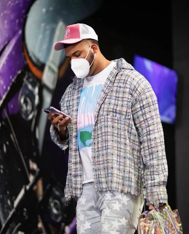 NFL Minnesota Vikings OT Chris Darrisaw wearing the Shmuie Pink Velvet Hat Week 18 vs Chicago Bears!